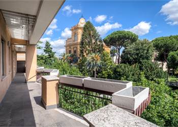 3+ bedroom apartment for Sale in Roma