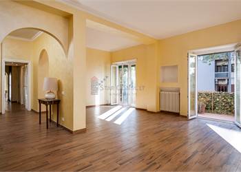 3+ bedroom apartment for Sale in Roma